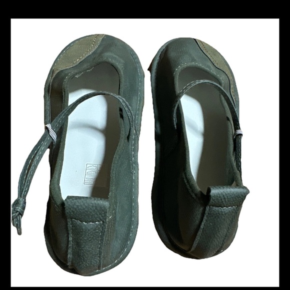 Stylish Green Leather Women’s Mary Jane Flats Size 7/38 - Picture 2 of 4